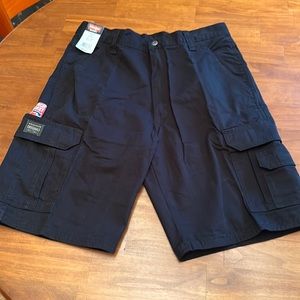 Wrangler men’s cargo loose fit shorts. Size 32